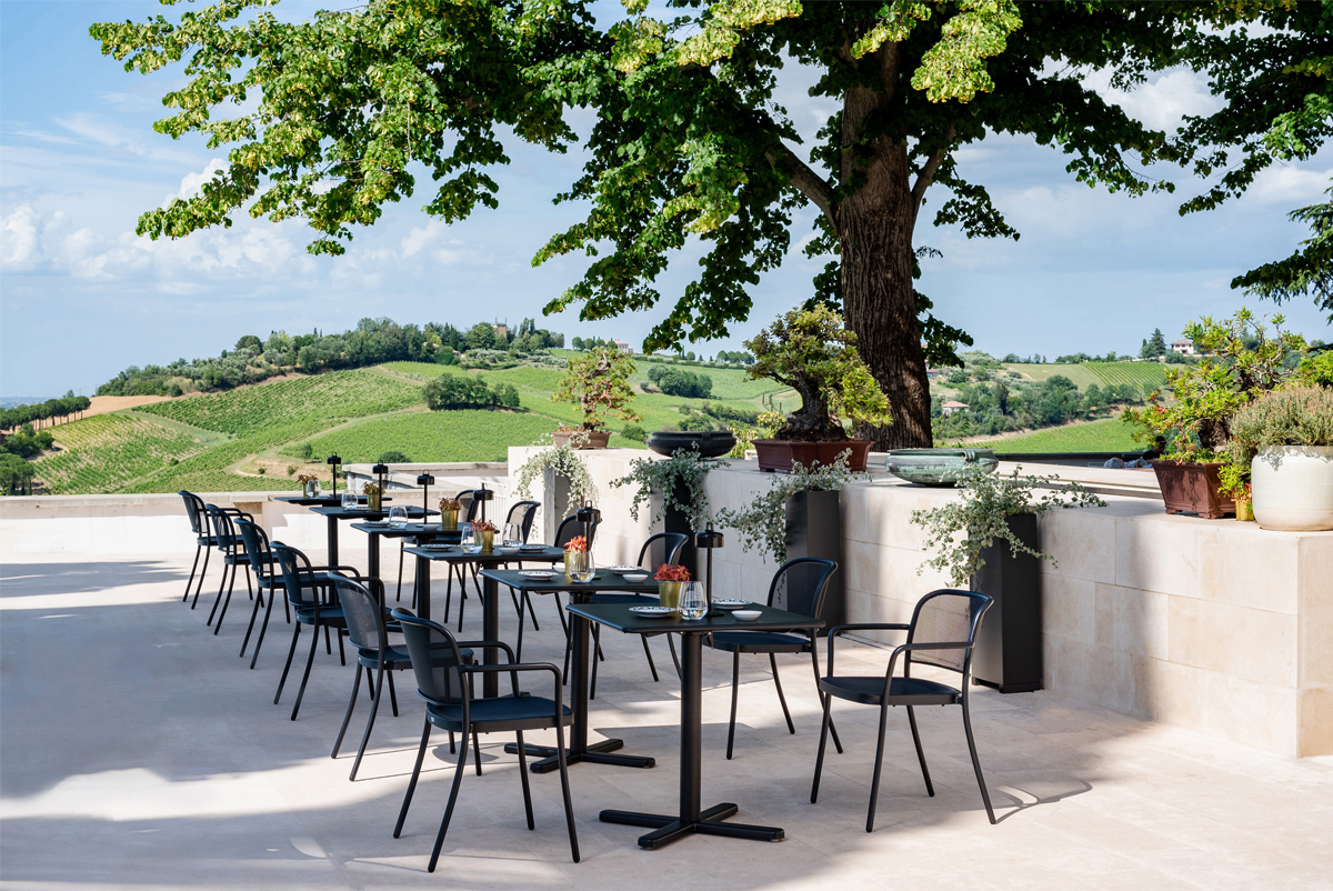 DARWIN Stühle auf Weinberg-Terrasse