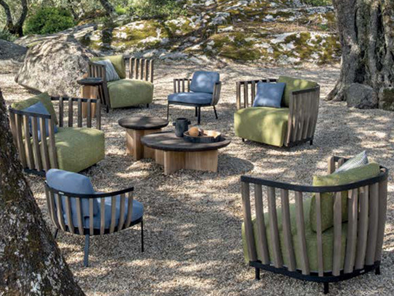 Loungesessel in Grün und Blau in der Natur