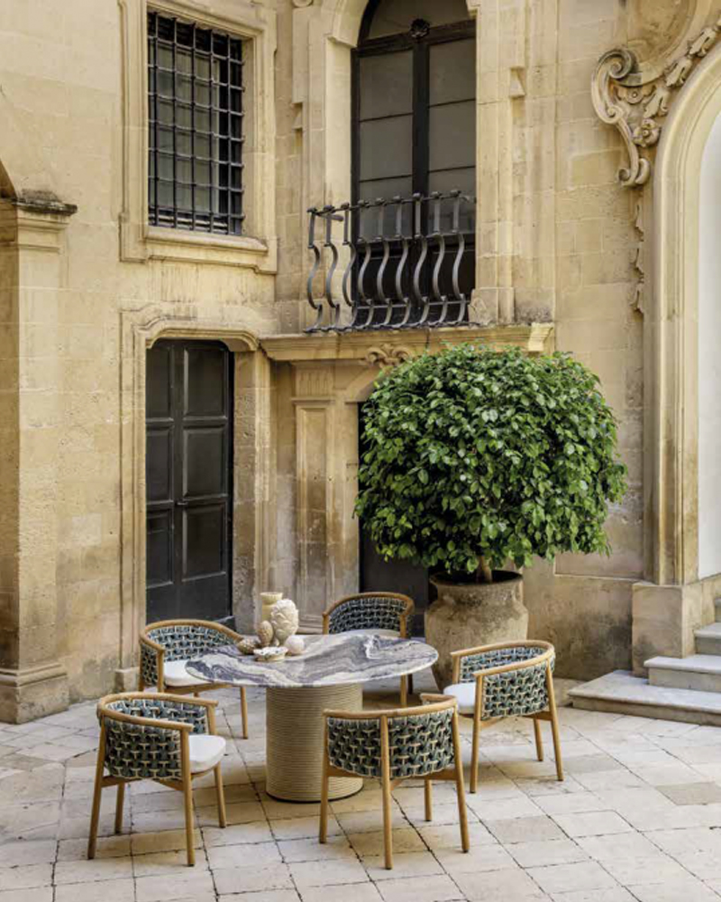 PATION Esstisch im historischen Innenhof