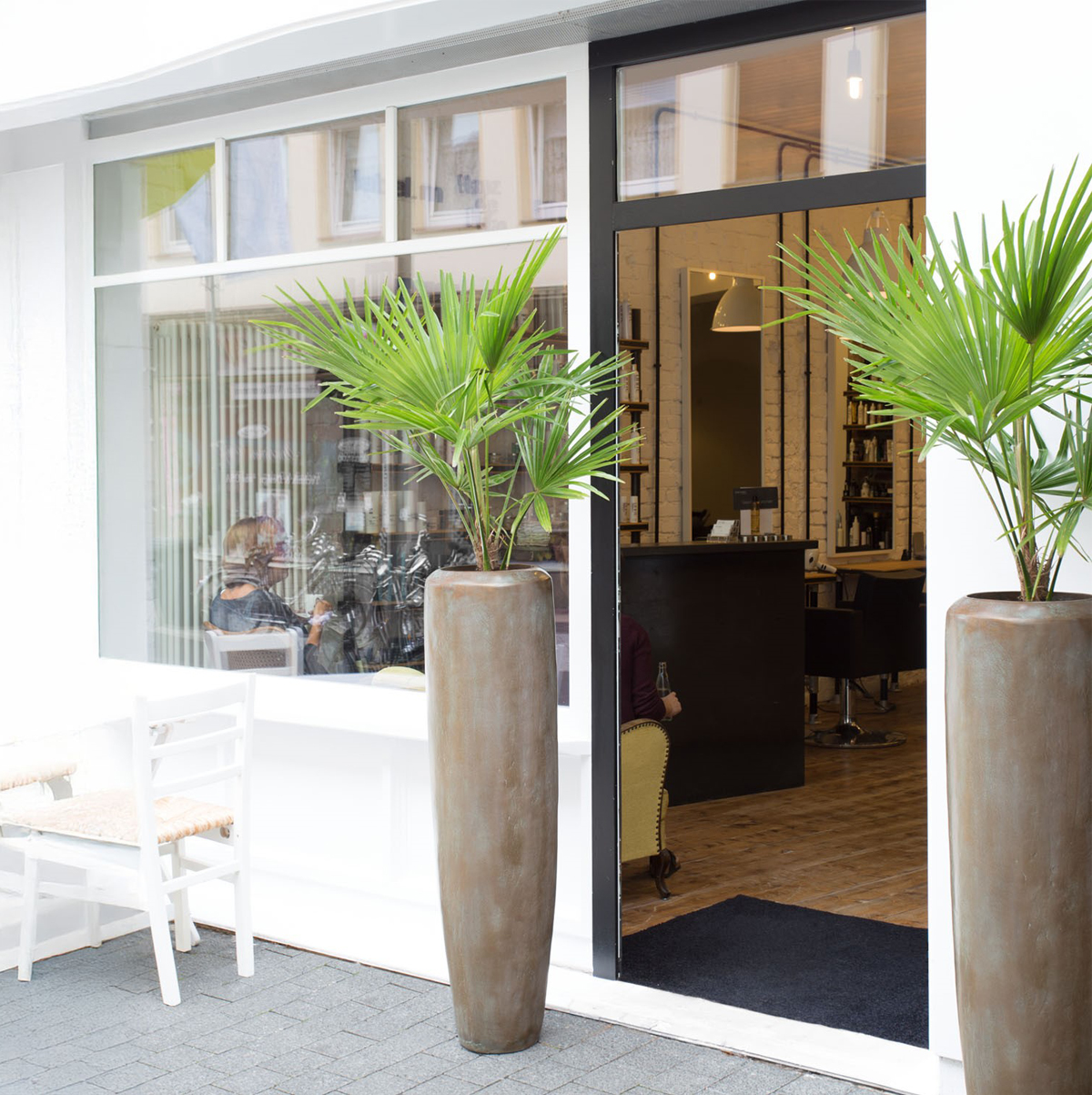 LOFT Pflanzkübel mit Palmen am Eingang