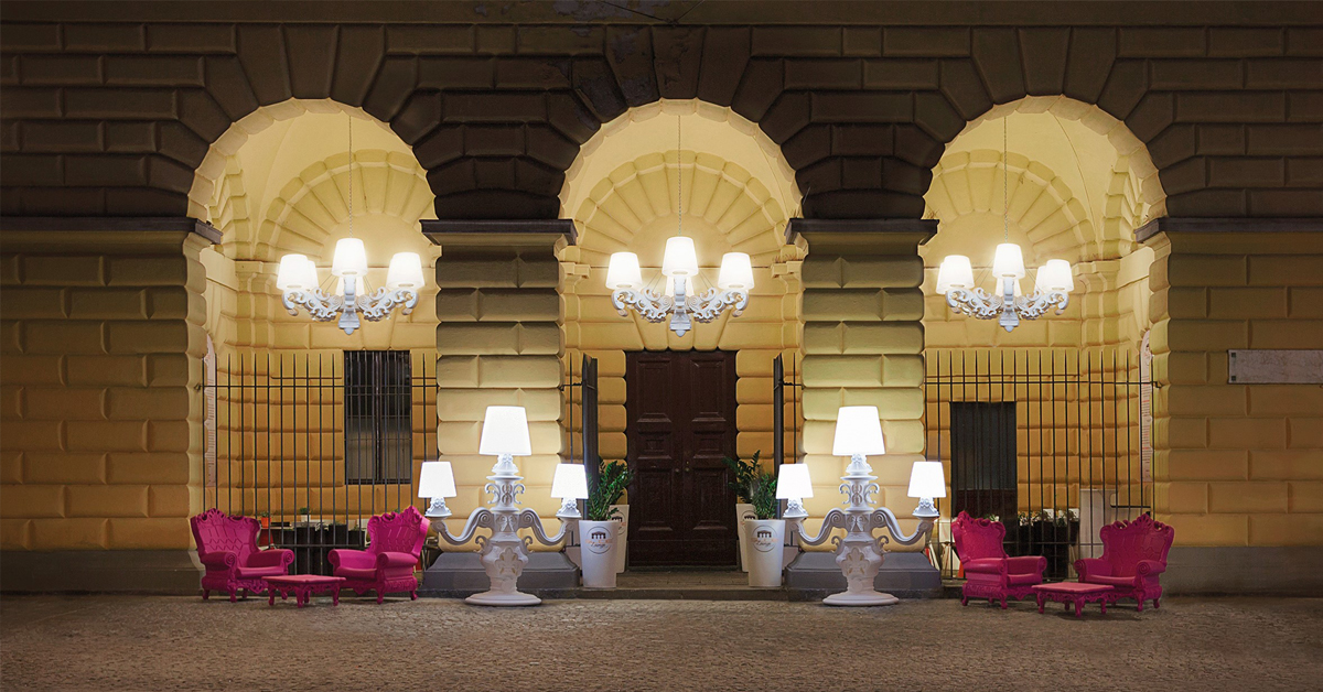 KING Floor Lamps bei historischer Fassade
