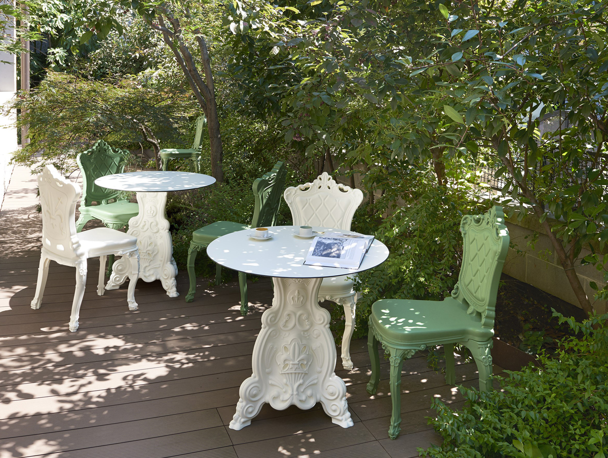 LORD OF LOVE Bistrotische auf Holzdeck