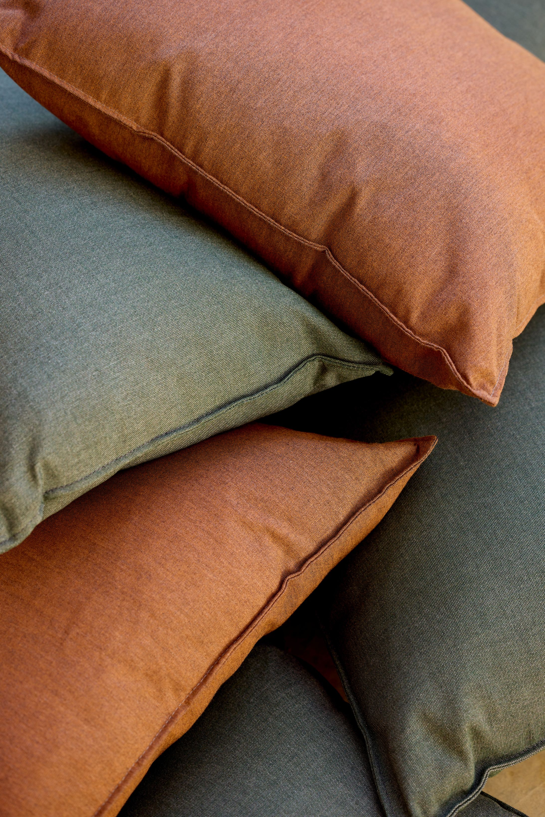 Stilvolle Outdoor-Kissen von Cane-line als hochwertigen Accessoires.