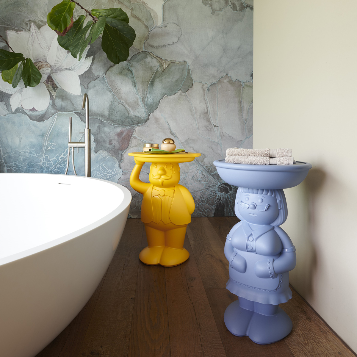 Farbigenfrohe Diener Ambrogio und Amanda setzen sympathische Akzente in Haus und Garten.