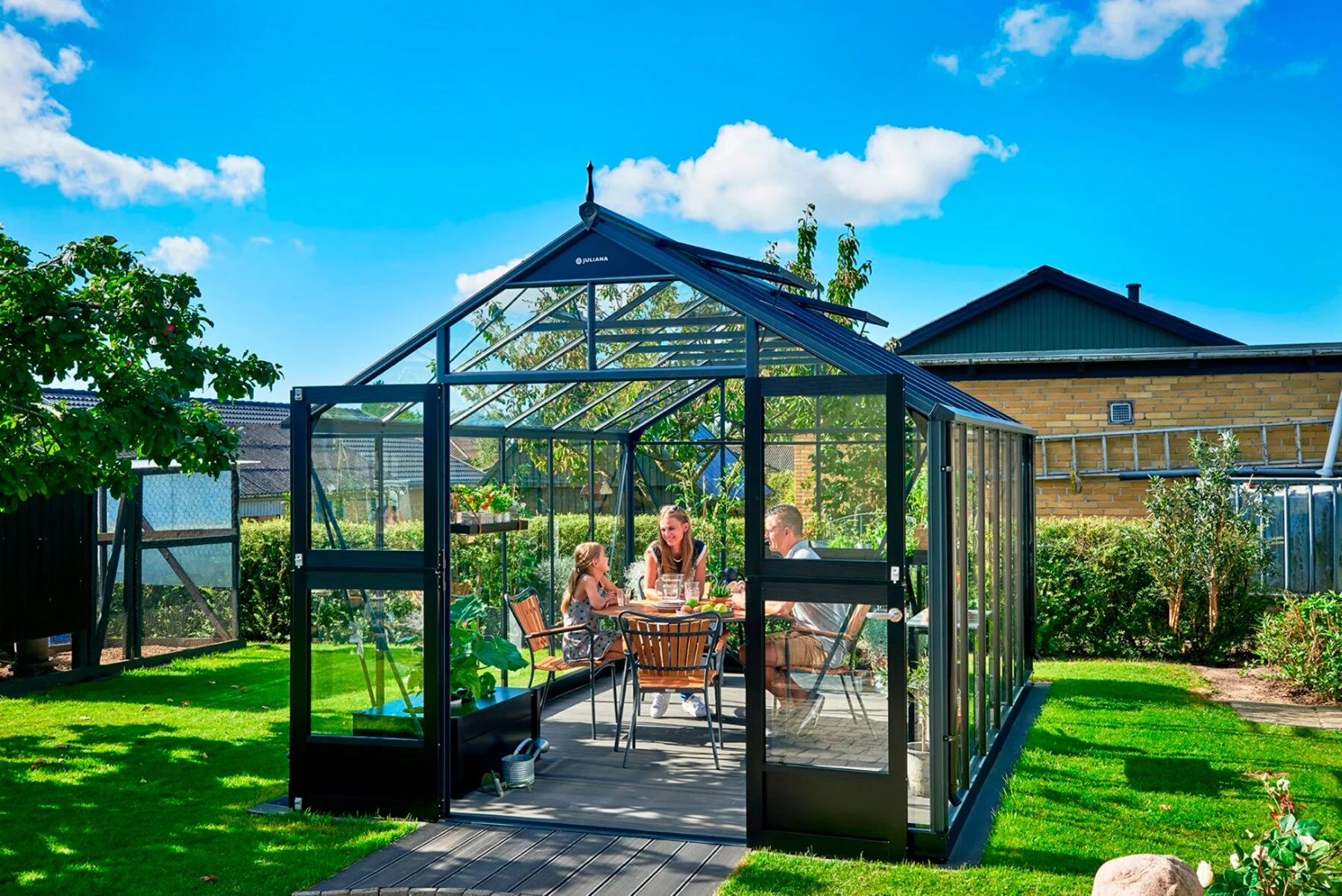 Juliana Gewächshäuser stehen für hochwertiges dänisches Design. Sie sind für skandinavisches Wetter entworfen und verbinden Design mit Funktionalität. Ein Juliana Gewächshaus baut auf die dänischen Designprinzipien Simplizität, Ästhetik und Funktionalität.