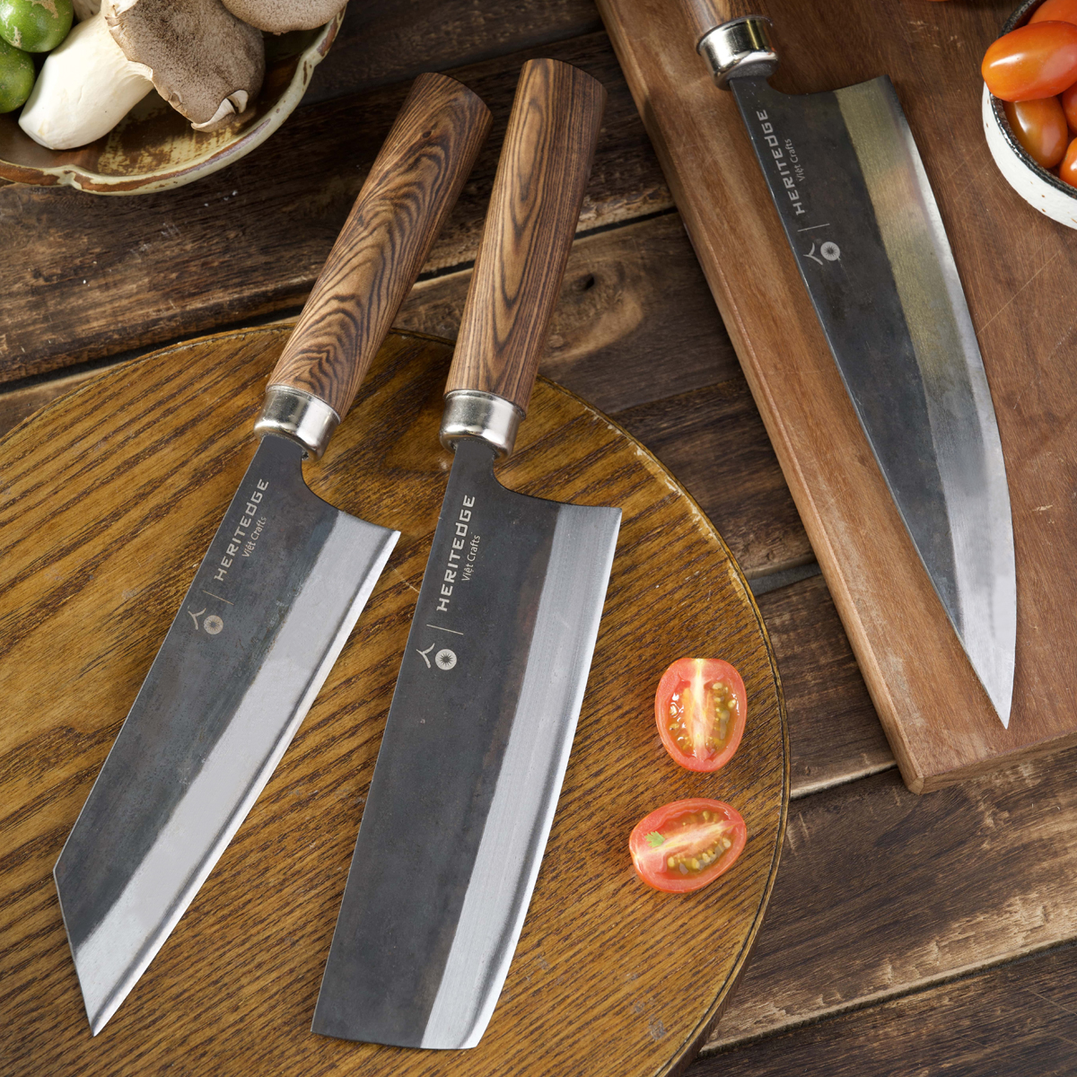 Kochmesser von Heritedge Viet Craft mit Carbonstahlklinge und Griff aus massivem Tamarindenholz aus der Classic Collection