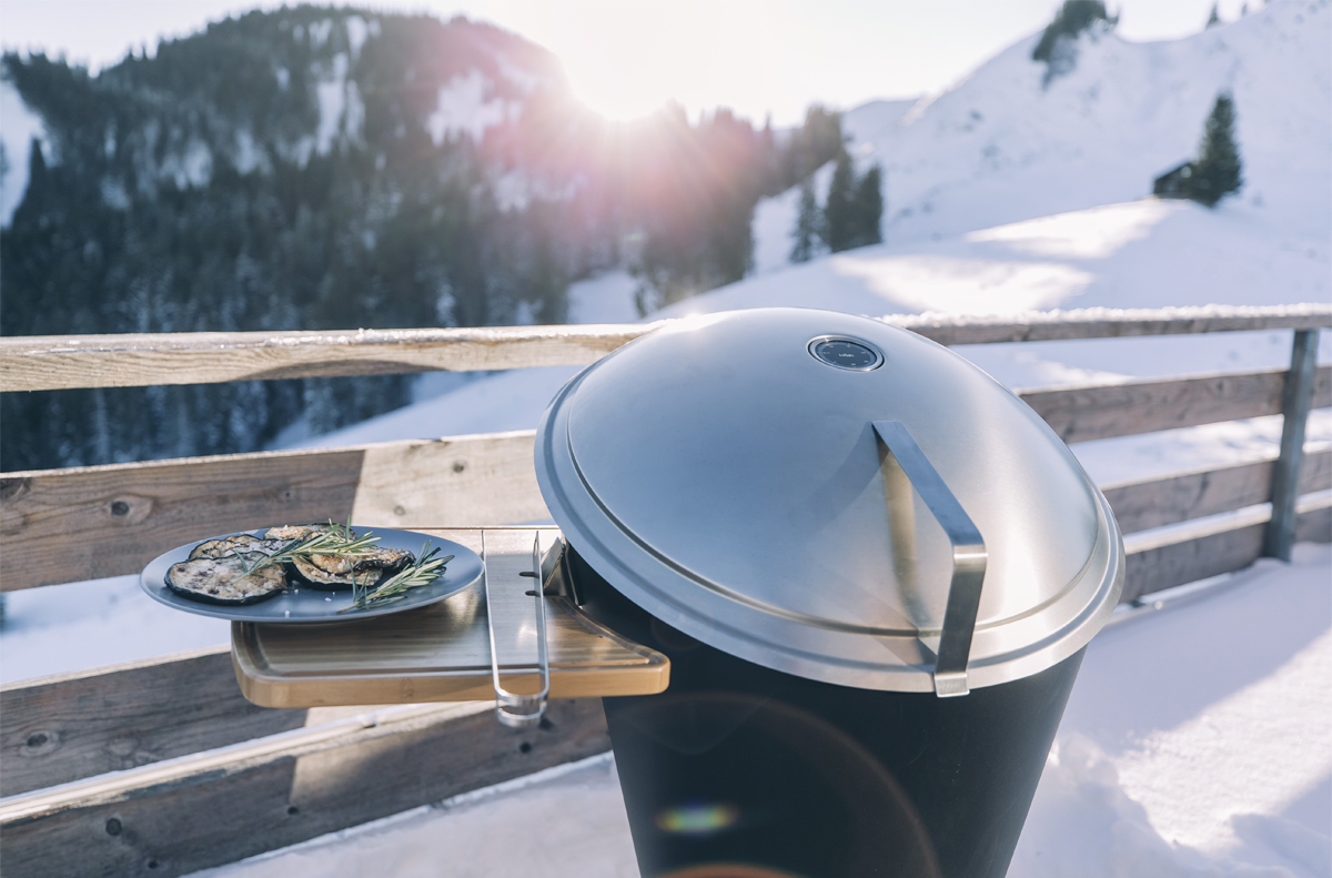 Cone Holzkohlegrill von Höfats mit dem Komfort eines Gasgrills reguliert die Hitze unmittelbar und stufenlos für perfekte Barbecues.