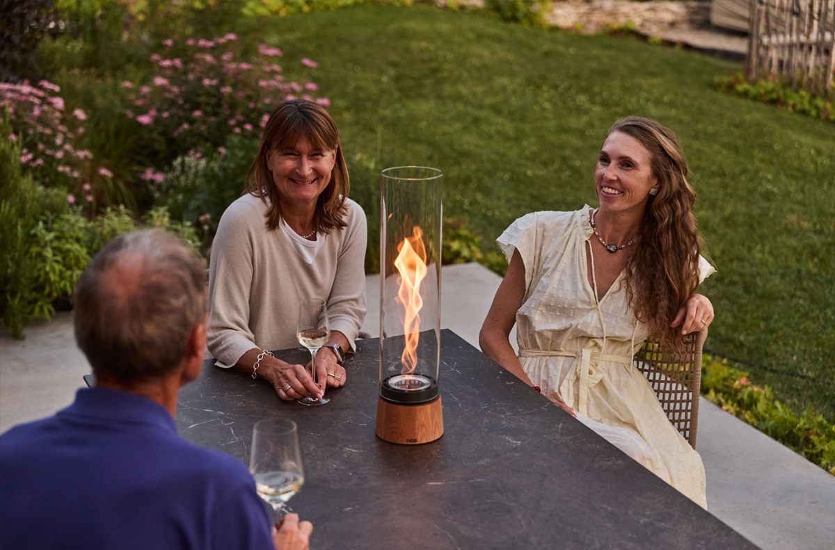 Tischfeuer im Slim Look "Spin air 1200" mit Eiche-Fuß von Höfats