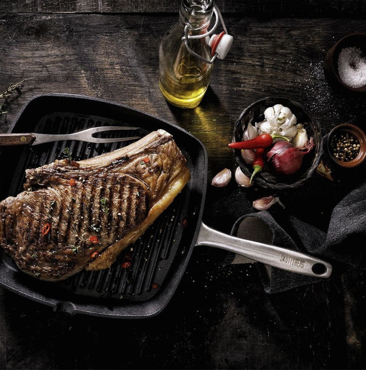 Die CAST IRON COOKWARE von Skottsberg ist PFAS-frei, mit Pflanzenöl vorgebrannt und eine dauerhafte Alternative zu synthetischen Antihaftbeschichtungen.