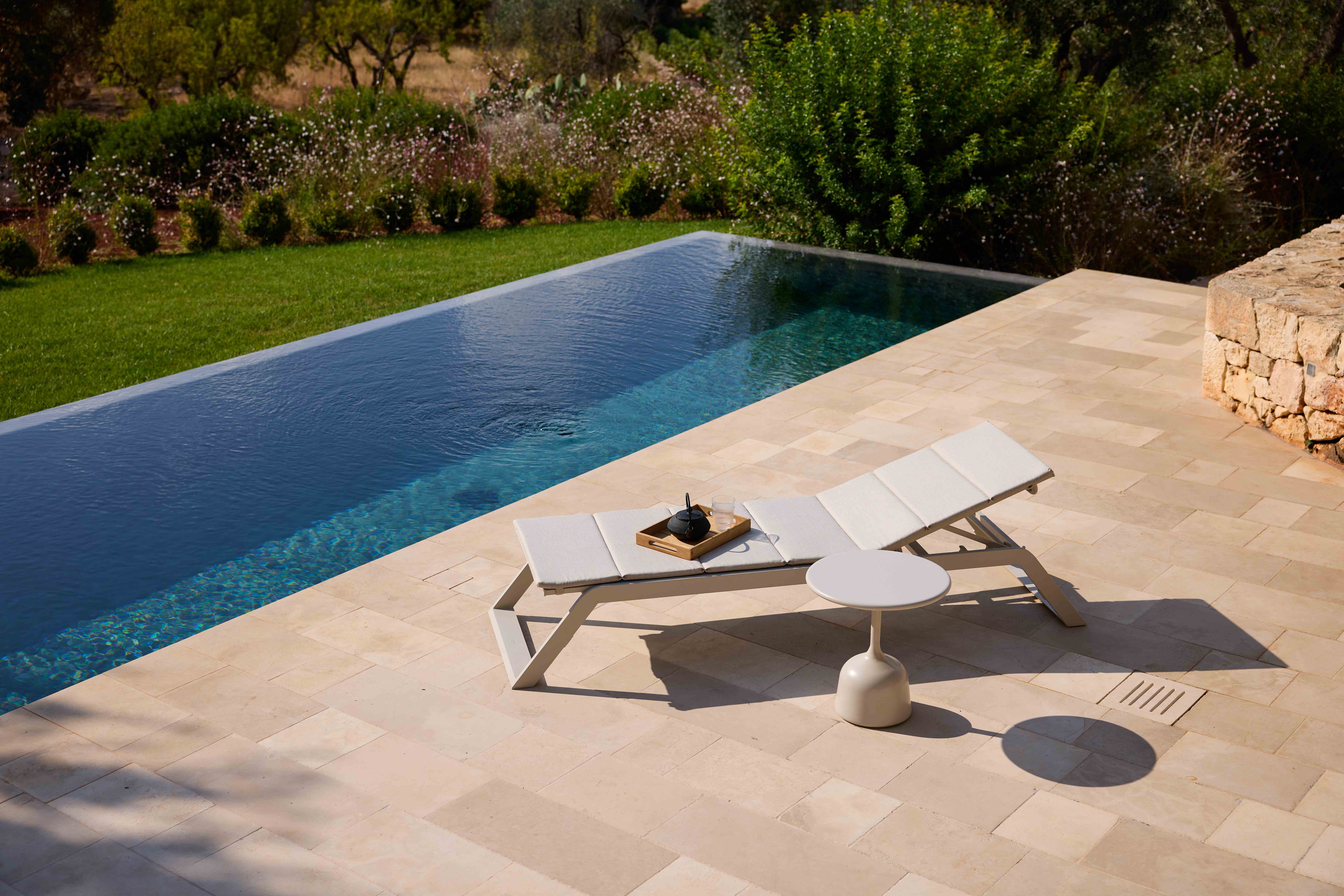 Stapelbare Cane-line Sonnenliege 'Siesta' aus pulverbeschichtetem Aluminium mit Cane-line-Tex Bezug.