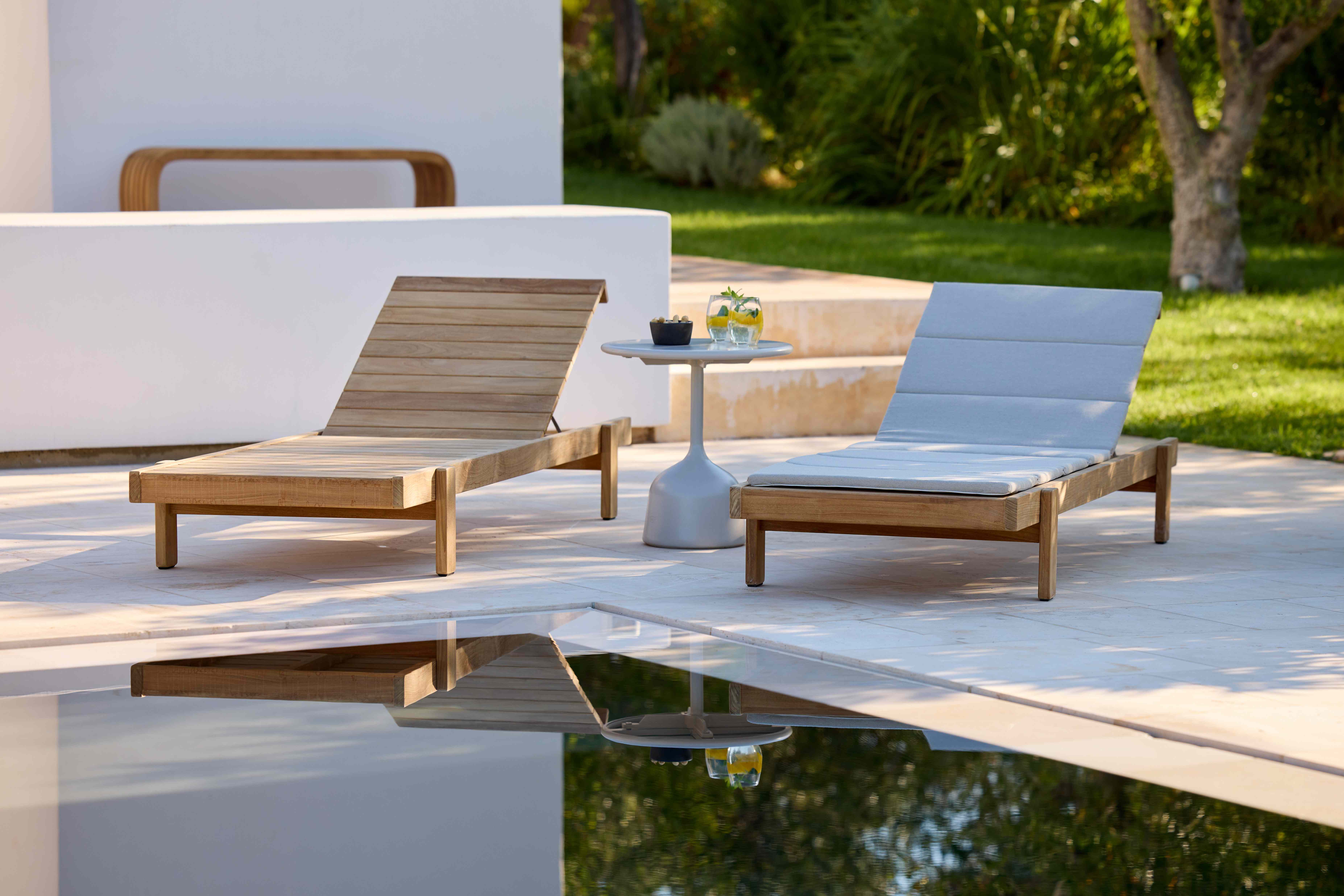 Stapelbare Sonnenliege 'Vista' von Cane-line aus zertifiziertem Teakholz, passende Auflage verfuegbar.
