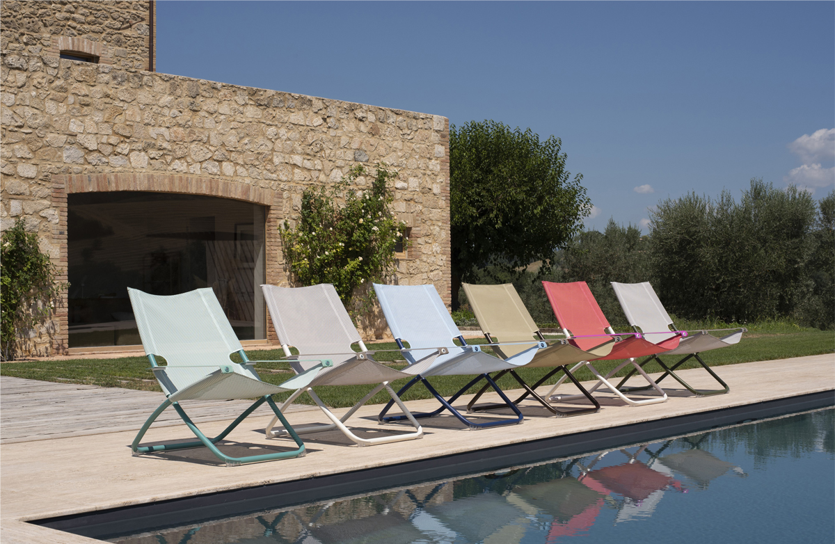 Der Relaxsessel 'Snooze' von Emu in 7 Farben und einstellbar in 2 Positionen zum Ruhen und Lesen.