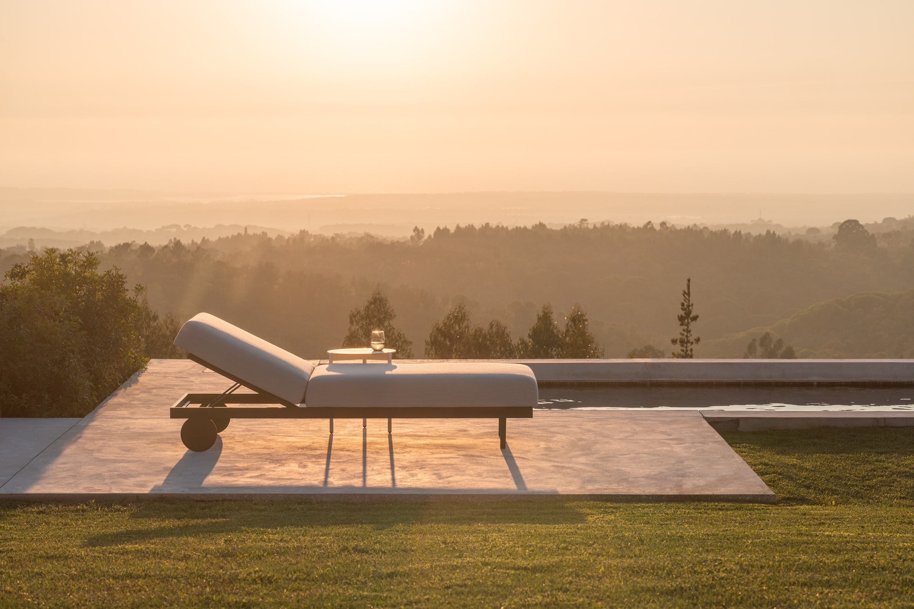Die Liege 'Dongo' von Todus aus pulverbeschichtetem Edelstahl und pflegeleichter Outdoor-Polsterung.