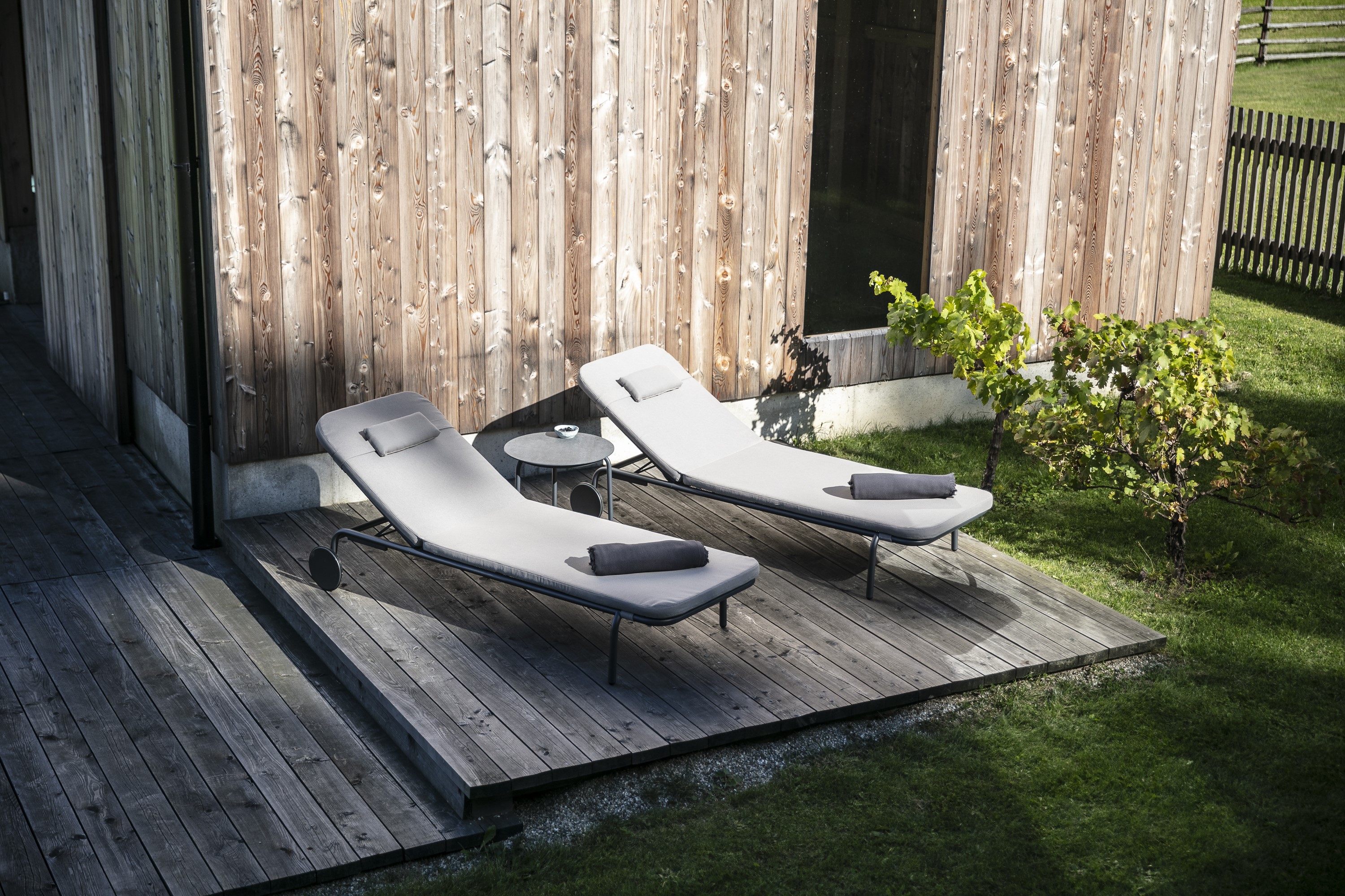 Die minimalistische 'Starling' Liege von Todus fuegt sich perfekt in den Aussenbereich von Pool oder Spa ein.