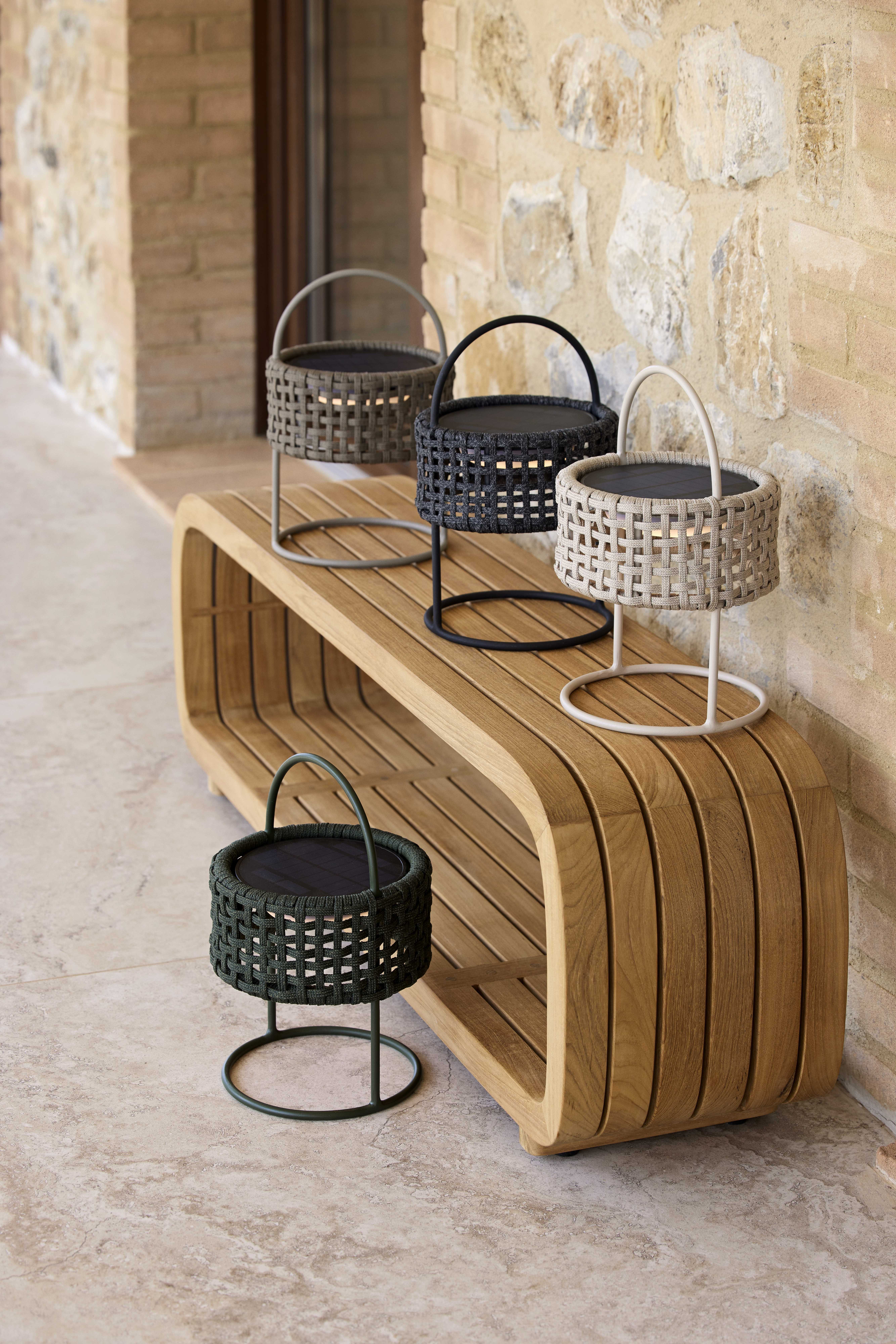 "Illusion" von Cane-line ist eine Kollektion von Außenleuchten, die dekorative Ästhetik mit Funktionalität vereinen.