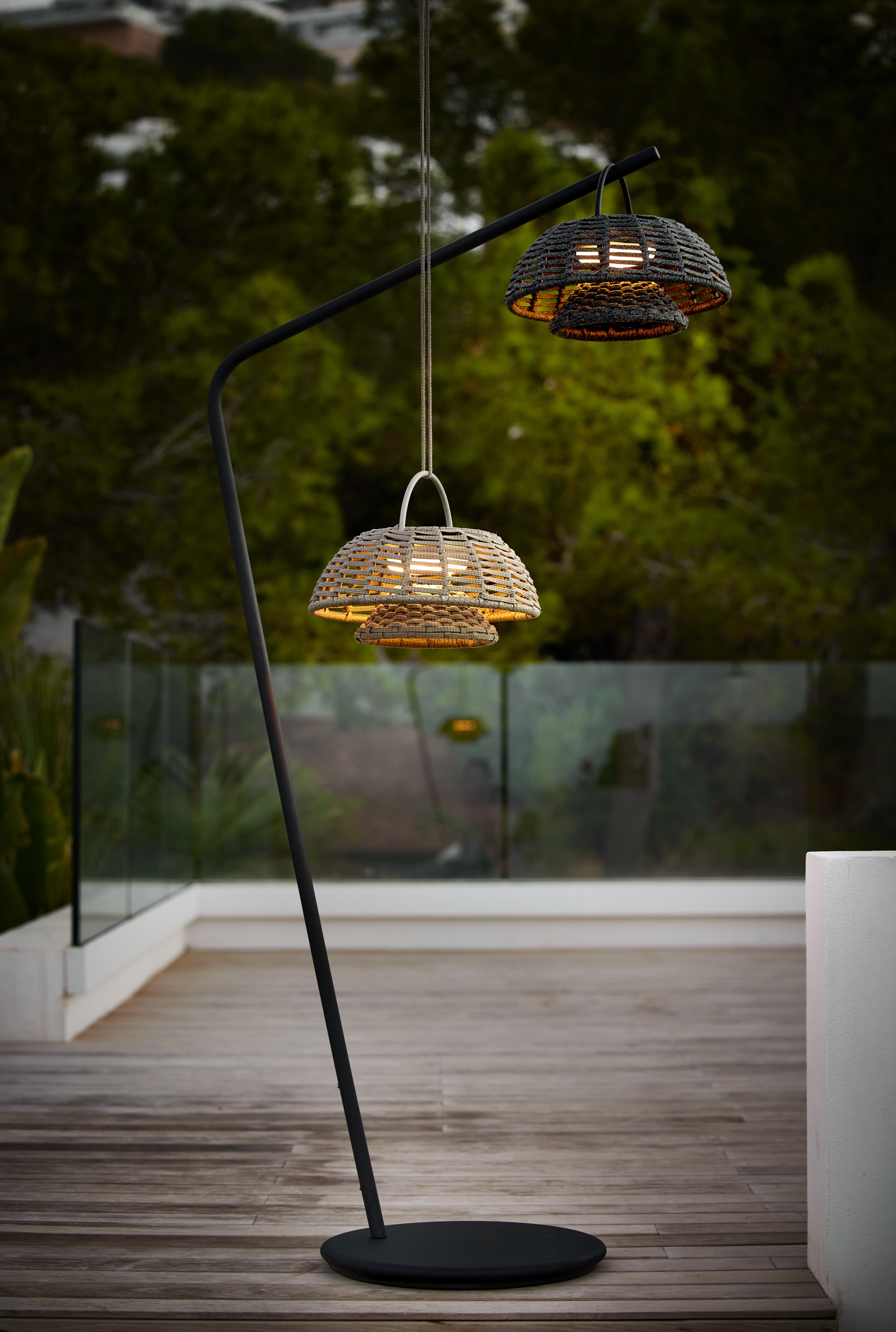 Die Illusion Steh- und Deckenleuchten von Cane-line sorgen für atmosphärisches Licht und wohnliches Outdoor-Ambiente