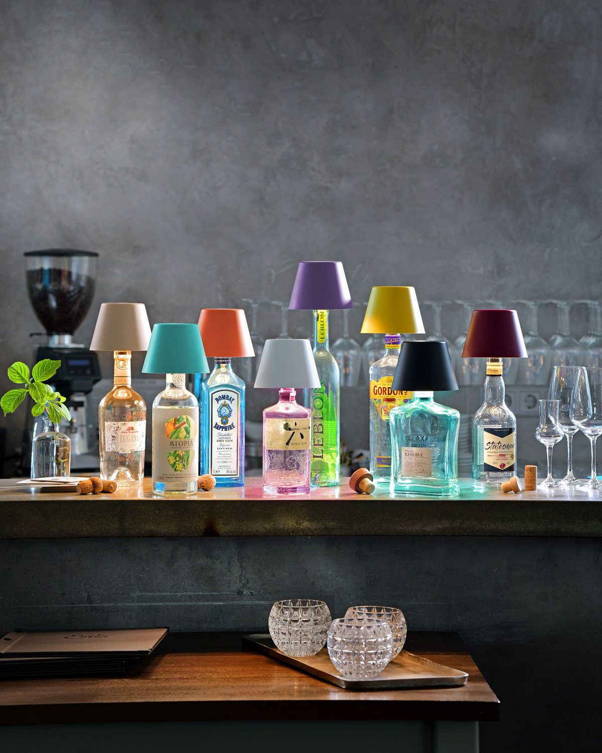 Bringt Flaschen zum Strahlen: dimmbare Top 2.0 Akku-Flaschenleuchte für zu 40 Stunden In- und Outdoor Licht von Sompex.