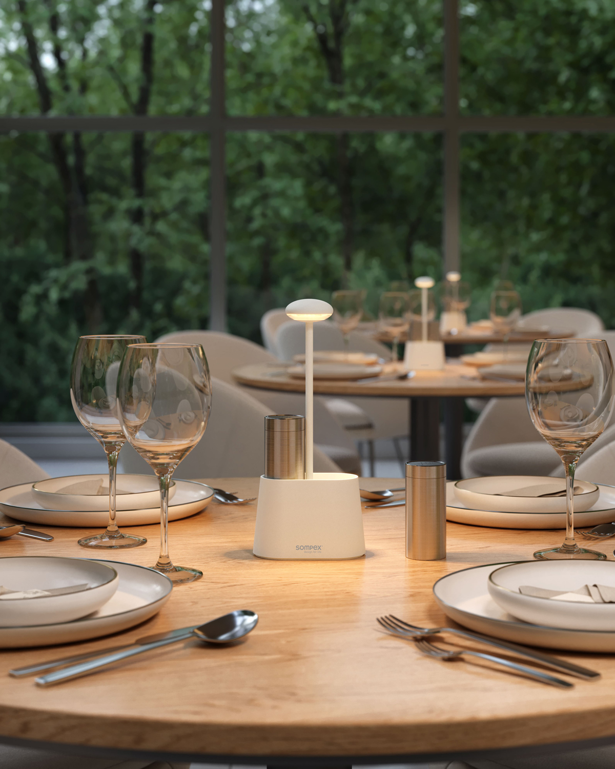 Minimalistisch und funktional bietet die Sompex Leuchte Staufläche für den Salzmühle & Co.