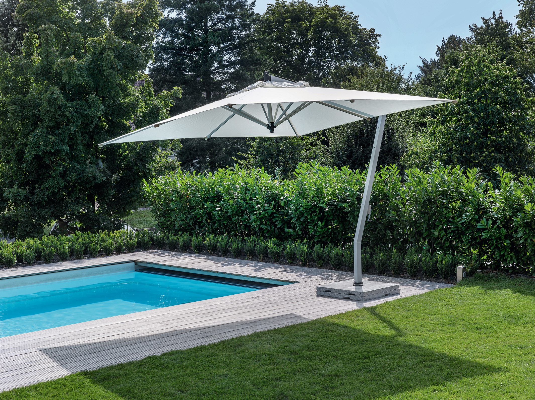 Der Woodline Freiarmschirm in 325 cm vereint zuverlässigen Sonnenschutz und stilvolle Atmosphäre im Außenbereich.