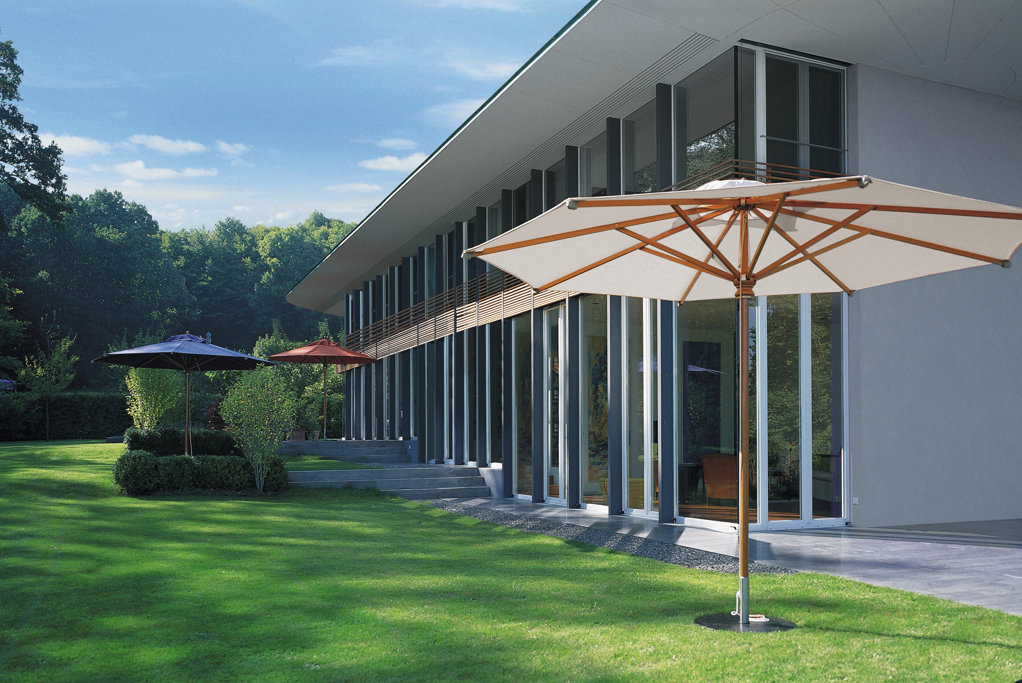 Farbenfrohe Beschattung: Der runde Woodline Sonnenschirm mit 350 cm Durchmesser