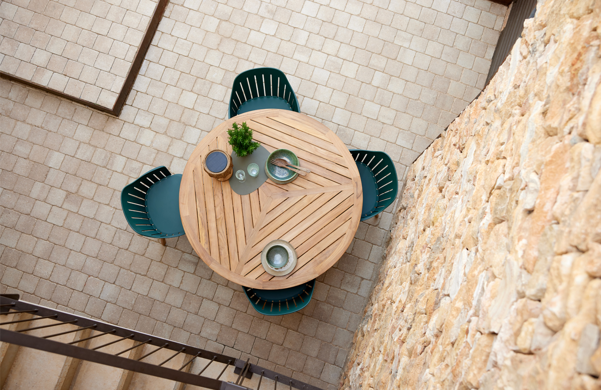 Runder Outdoor-Esstisch von Cane-line aus zertifiziertem Teak.