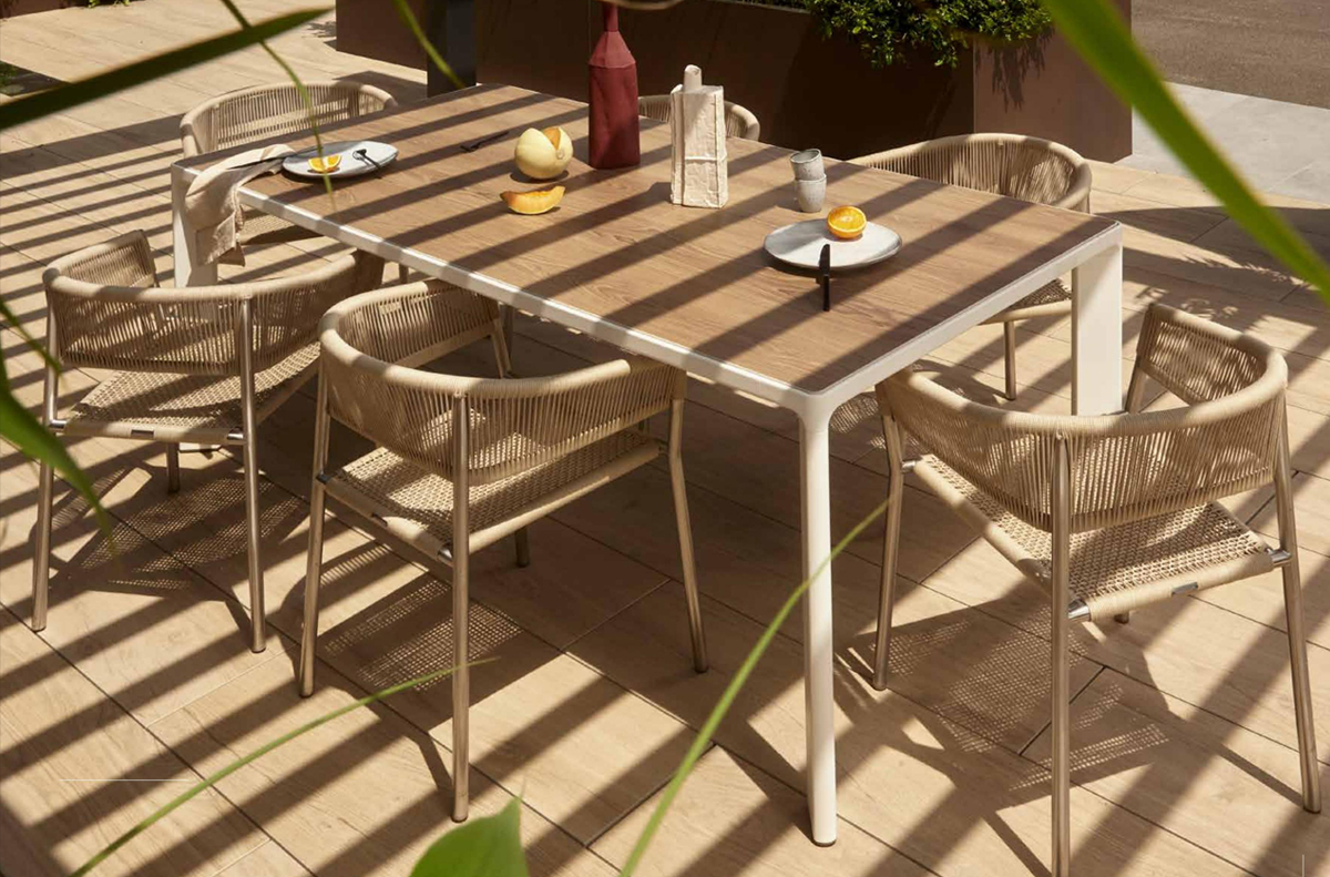 Outdoor-Esstisch "Soul" von Mirage mit Platte aus Feinsteinzeug in Holzoptik.