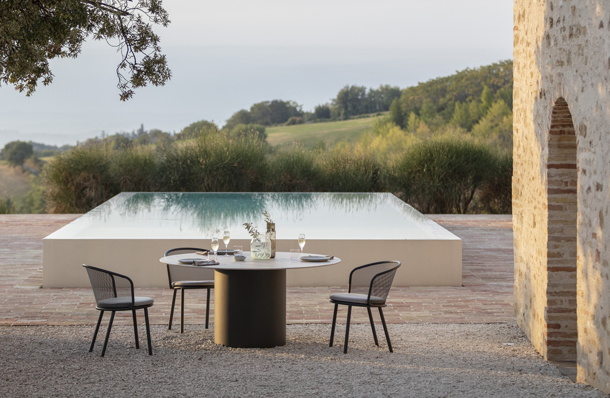 Langlebiger "Branta Table" von Todus mit strapazierfähiger Keramikplatte und pulverbeschichtete Edelstahlrahmen.