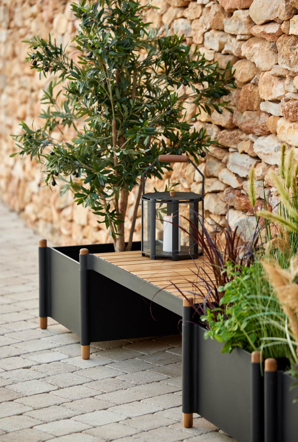 Die Cane-line Pflanzbank Planter-Bench vereint Design und Funktion im Outdoor-Bereich
