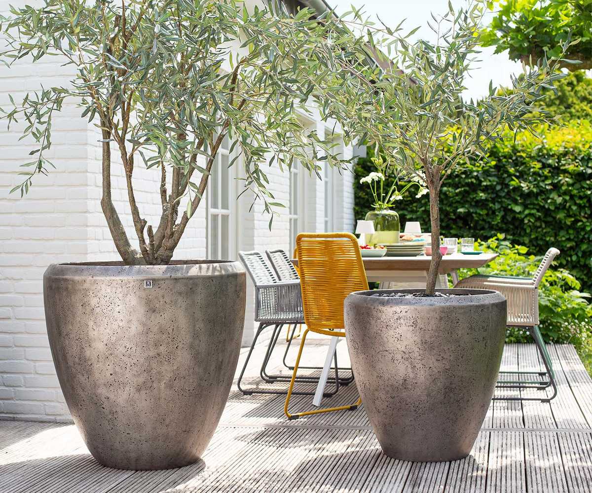 "Grace" Bodenvase von Fleur Ami in 120 cm Höhe für In- und Outdoor.