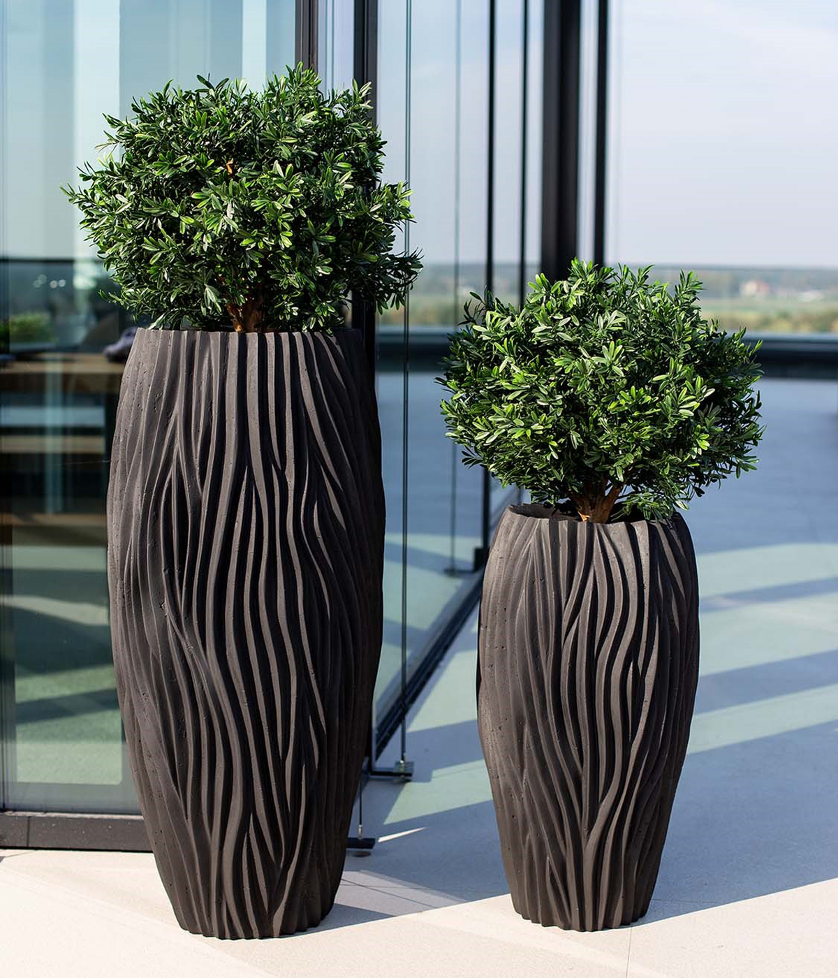 "River" Bodenvase von Fleur Ami mit ausdrucksstarker, wellenförmiger Oberflächenstruktur; aus Polystone