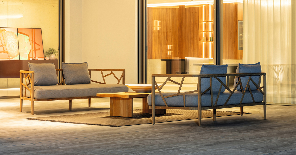 Teakholz: "Aura Sofa" von Fischer Möbel mit "Bolero" Beistelltisch spielt mit Filigranität und Blattstrukturen.