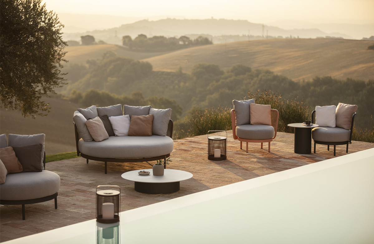 Style und Komfort vereint das "Baza Round Daybed" von Todus.