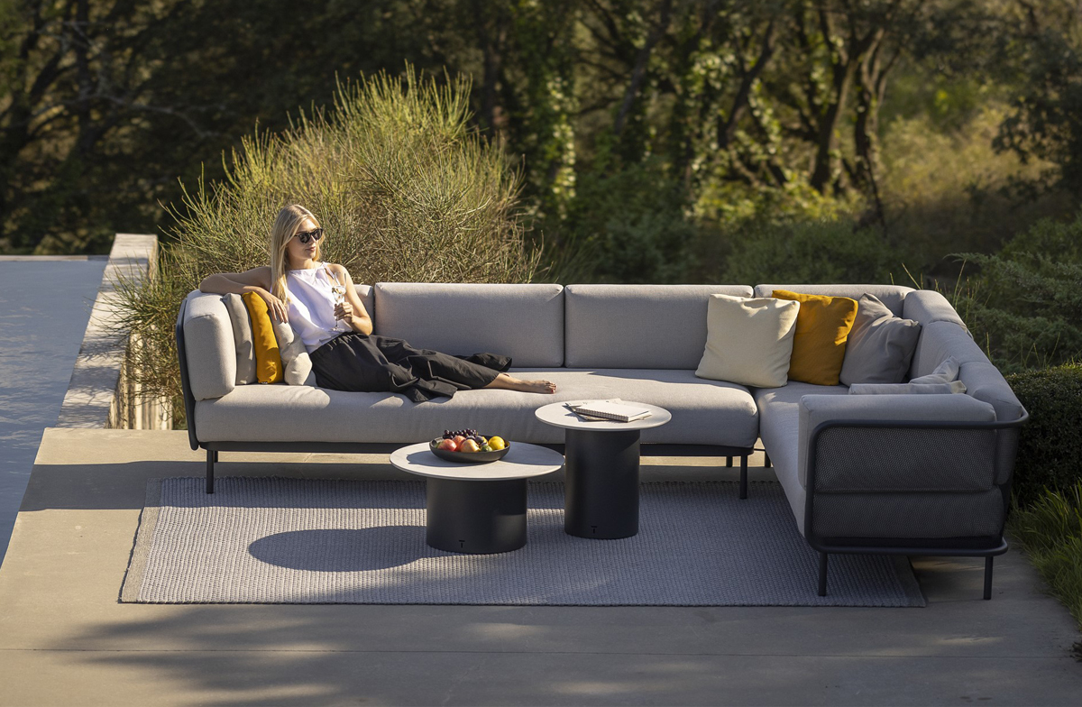 Das "Baza Sofa" von Todus kombiniert klare Linien mit viel Gemütlichkeit.